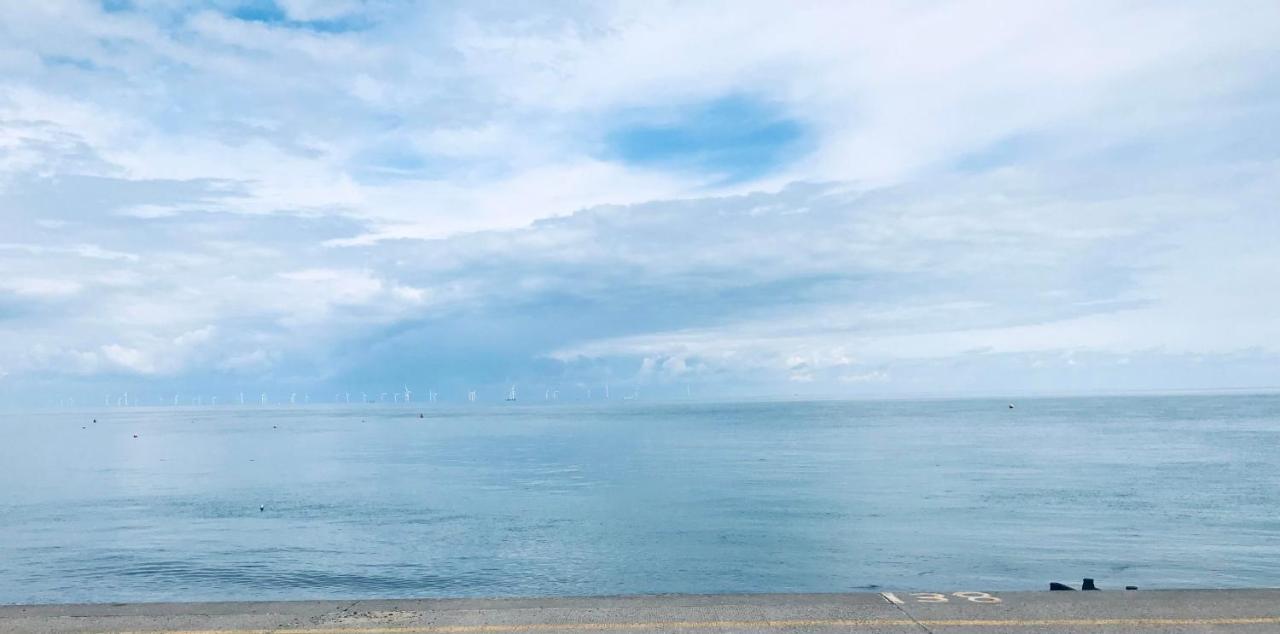 Beautiful Beachfront Retreat With A Stunning Sea View For The Ultimate Escape Away From The Busy World Below 헌베이 외부 사진