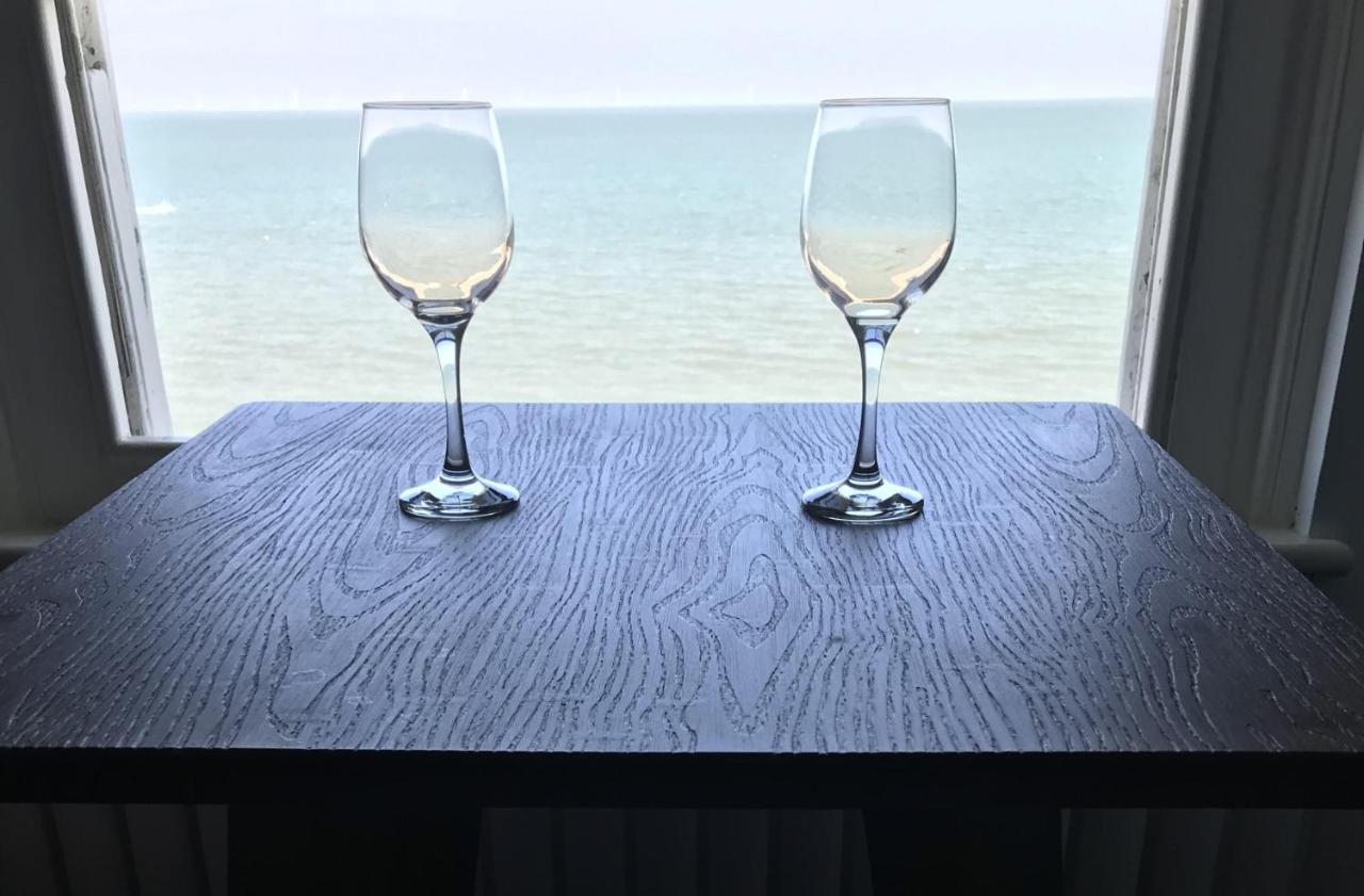 Beautiful Beachfront Retreat With A Stunning Sea View For The Ultimate Escape Away From The Busy World Below 헌베이 외부 사진