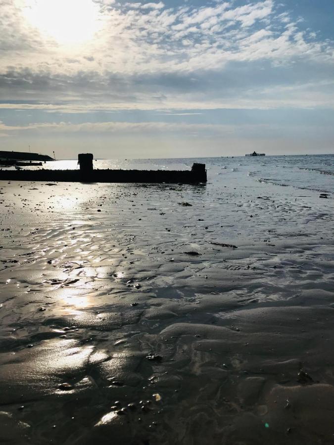 Beautiful Beachfront Retreat With A Stunning Sea View For The Ultimate Escape Away From The Busy World Below 헌베이 외부 사진