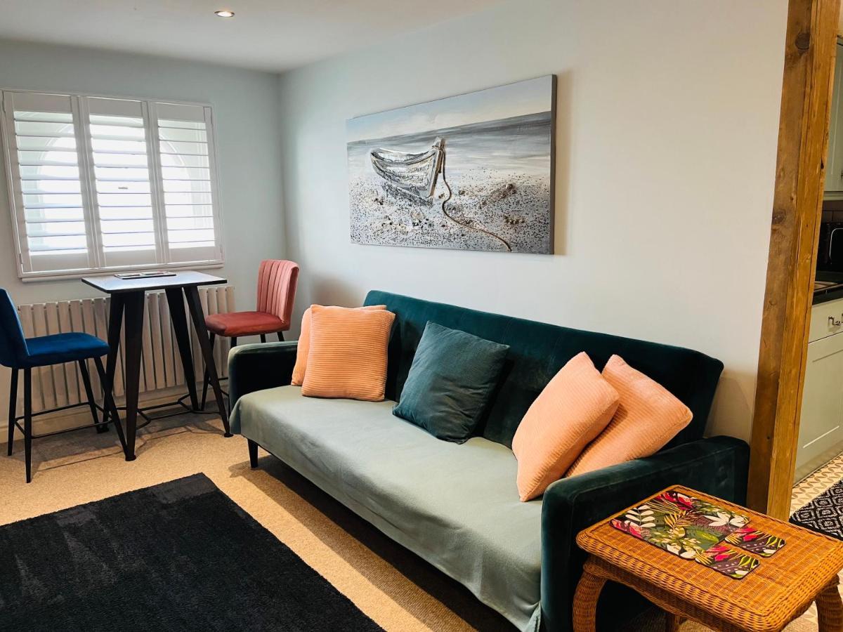 Beautiful Beachfront Retreat With A Stunning Sea View For The Ultimate Escape Away From The Busy World Below 헌베이 외부 사진
