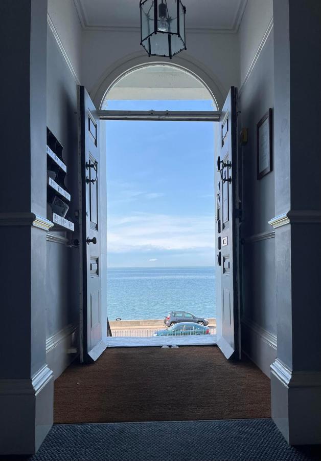 Beautiful Beachfront Retreat With A Stunning Sea View For The Ultimate Escape Away From The Busy World Below 헌베이 외부 사진