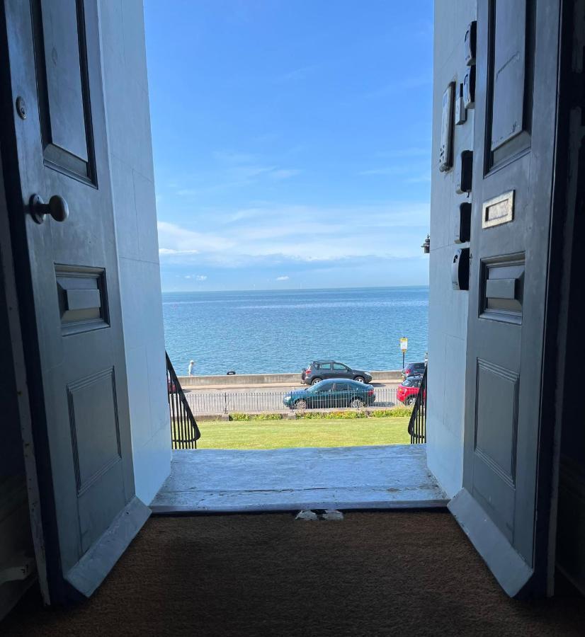 Beautiful Beachfront Retreat With A Stunning Sea View For The Ultimate Escape Away From The Busy World Below 헌베이 외부 사진