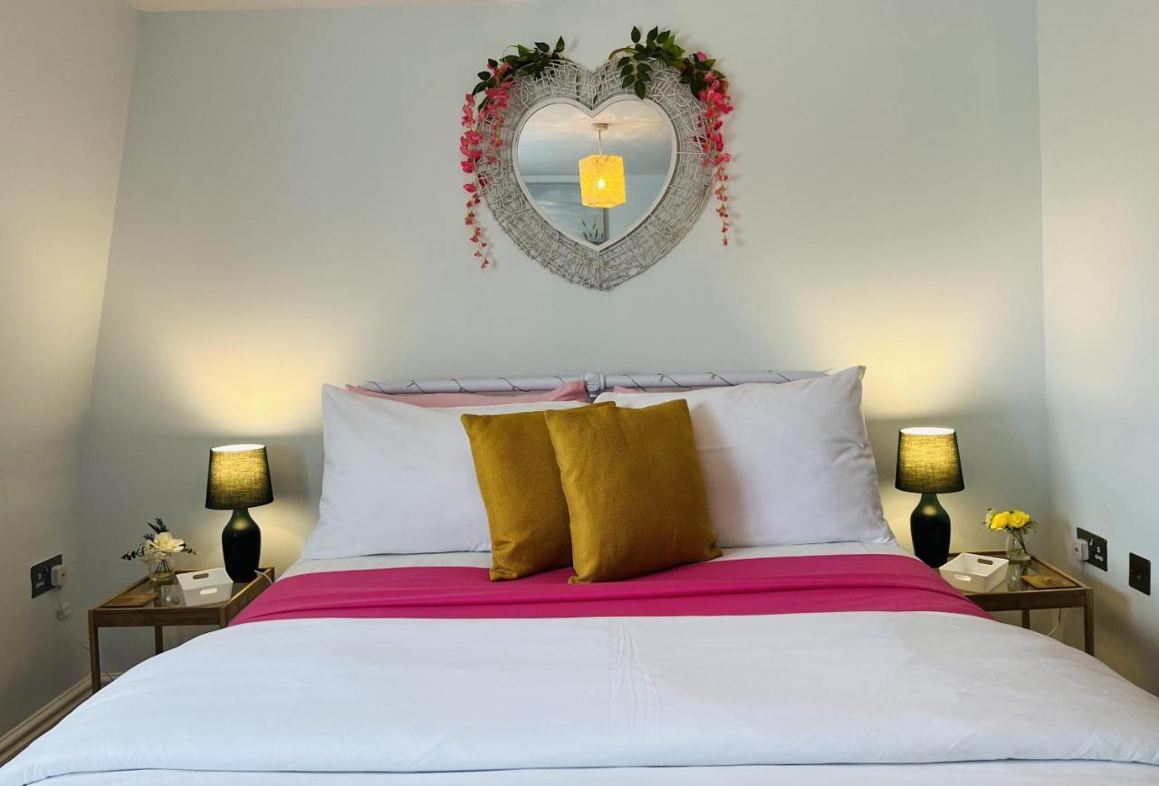 Beautiful Beachfront Retreat With A Stunning Sea View For The Ultimate Escape Away From The Busy World Below 헌베이 외부 사진