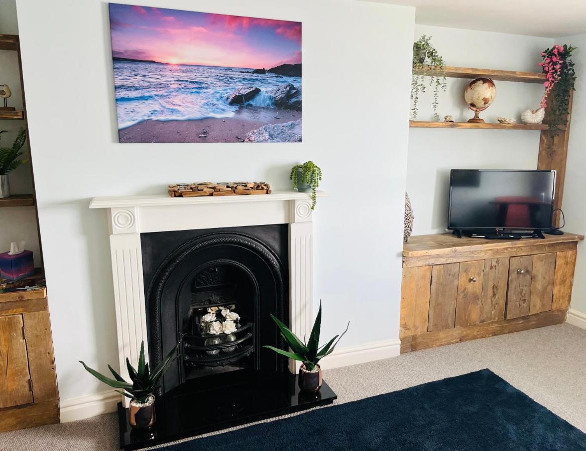Beautiful Beachfront Retreat With A Stunning Sea View For The Ultimate Escape Away From The Busy World Below 헌베이 외부 사진