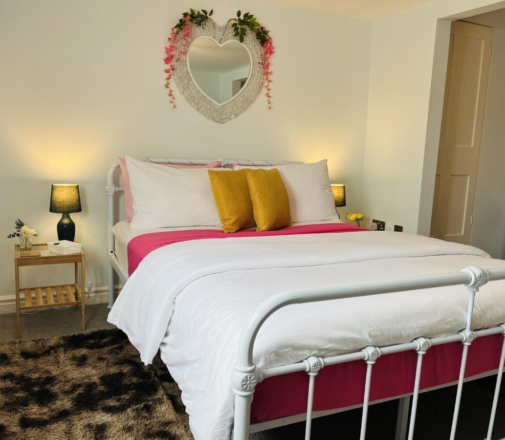 Beautiful Beachfront Retreat With A Stunning Sea View For The Ultimate Escape Away From The Busy World Below 헌베이 외부 사진